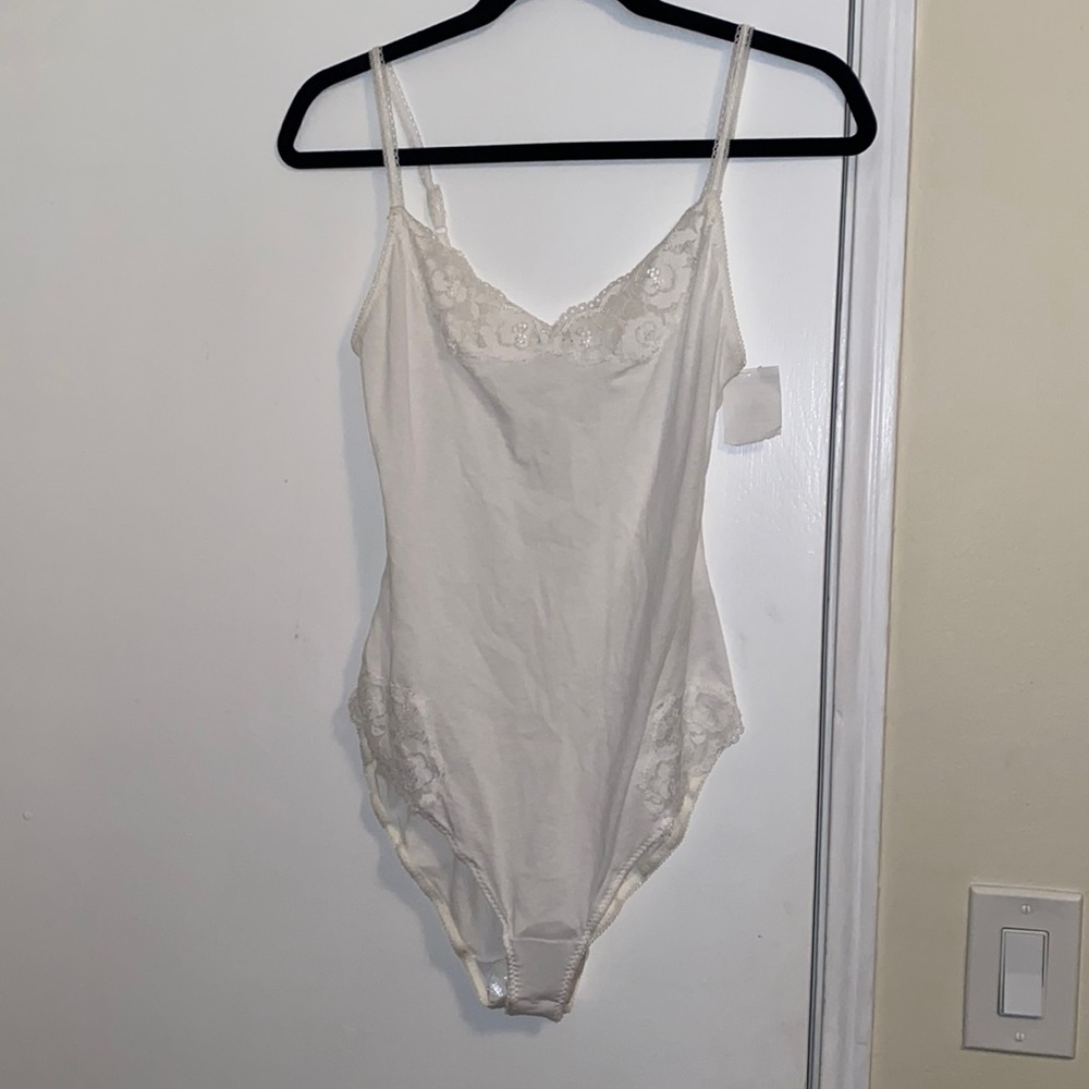 FREE PEOPLE
Intimately Fp Side Of Sass Lace Trim Bodysuit In White - Picture 3 of 9